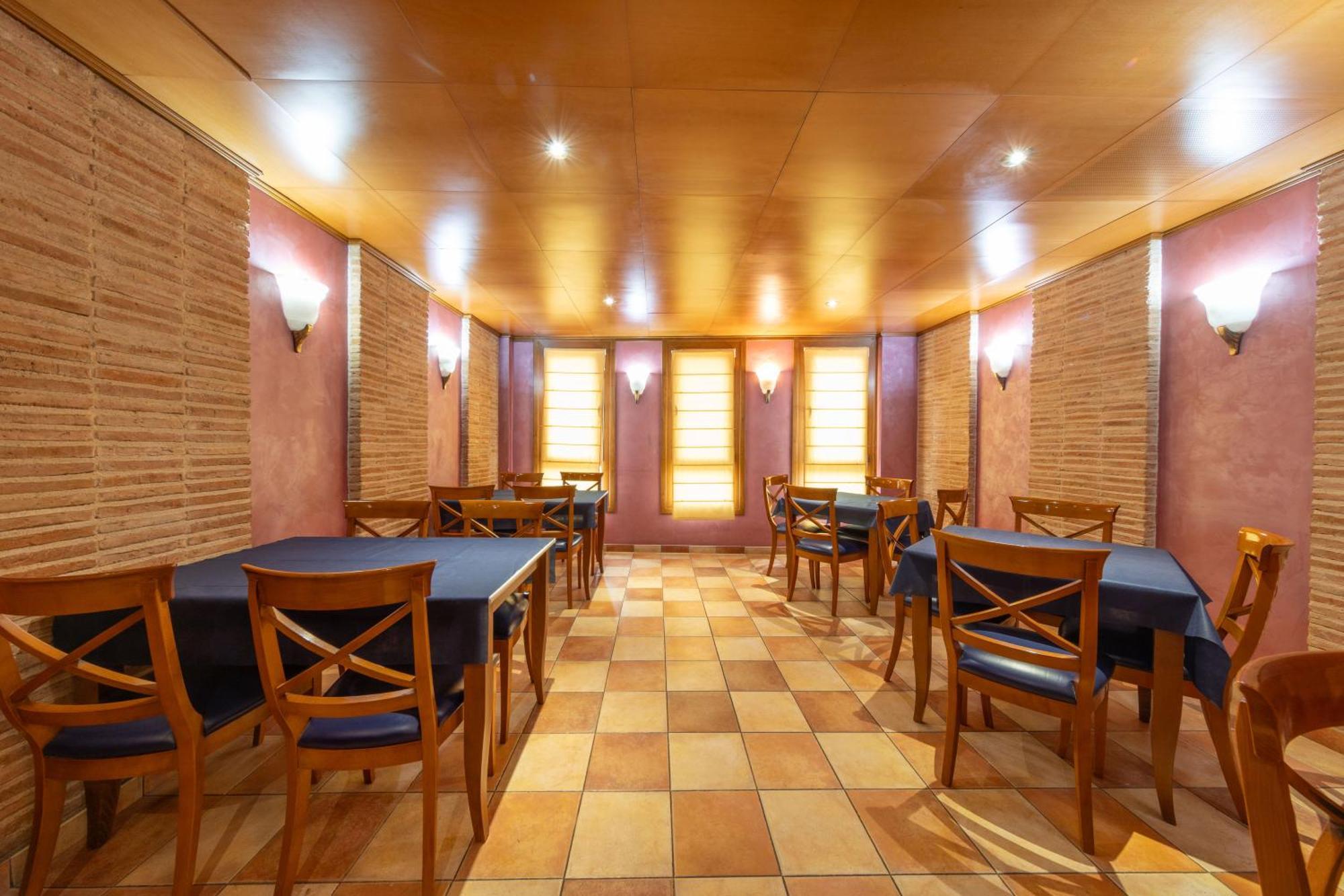 Hostal Sin Recep24H Puerta De La Villa - Pet Friendly & Restaurante Альмасан Экстерьер фото
