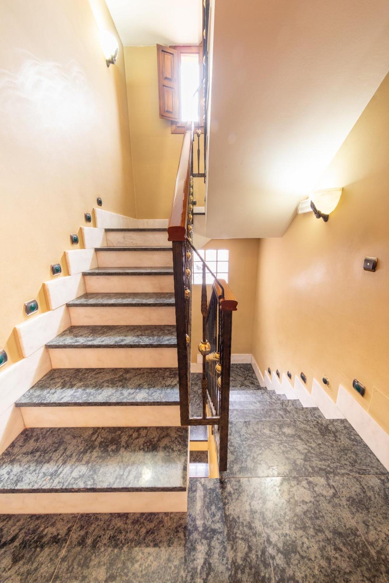 Hostal Sin Recep24H Puerta De La Villa - Pet Friendly & Restaurante Альмасан Экстерьер фото