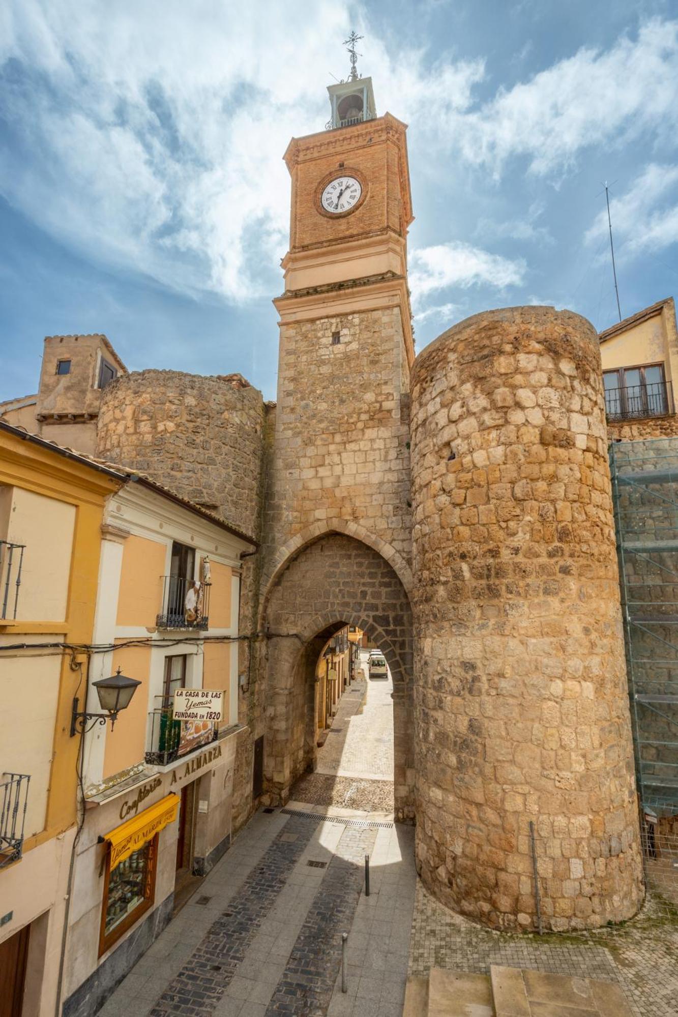 Hostal Sin Recep24H Puerta De La Villa - Pet Friendly & Restaurante Альмасан Экстерьер фото