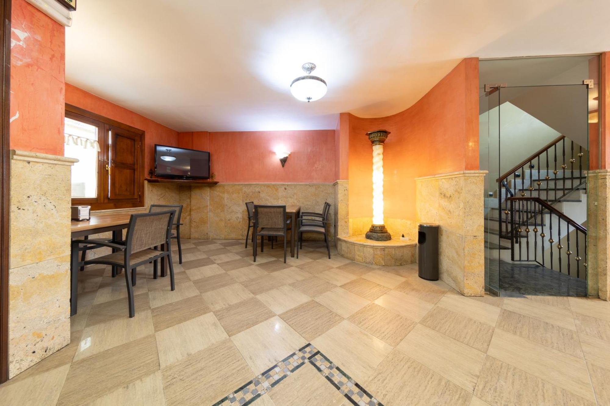Hostal Sin Recep24H Puerta De La Villa - Pet Friendly & Restaurante Альмасан Экстерьер фото