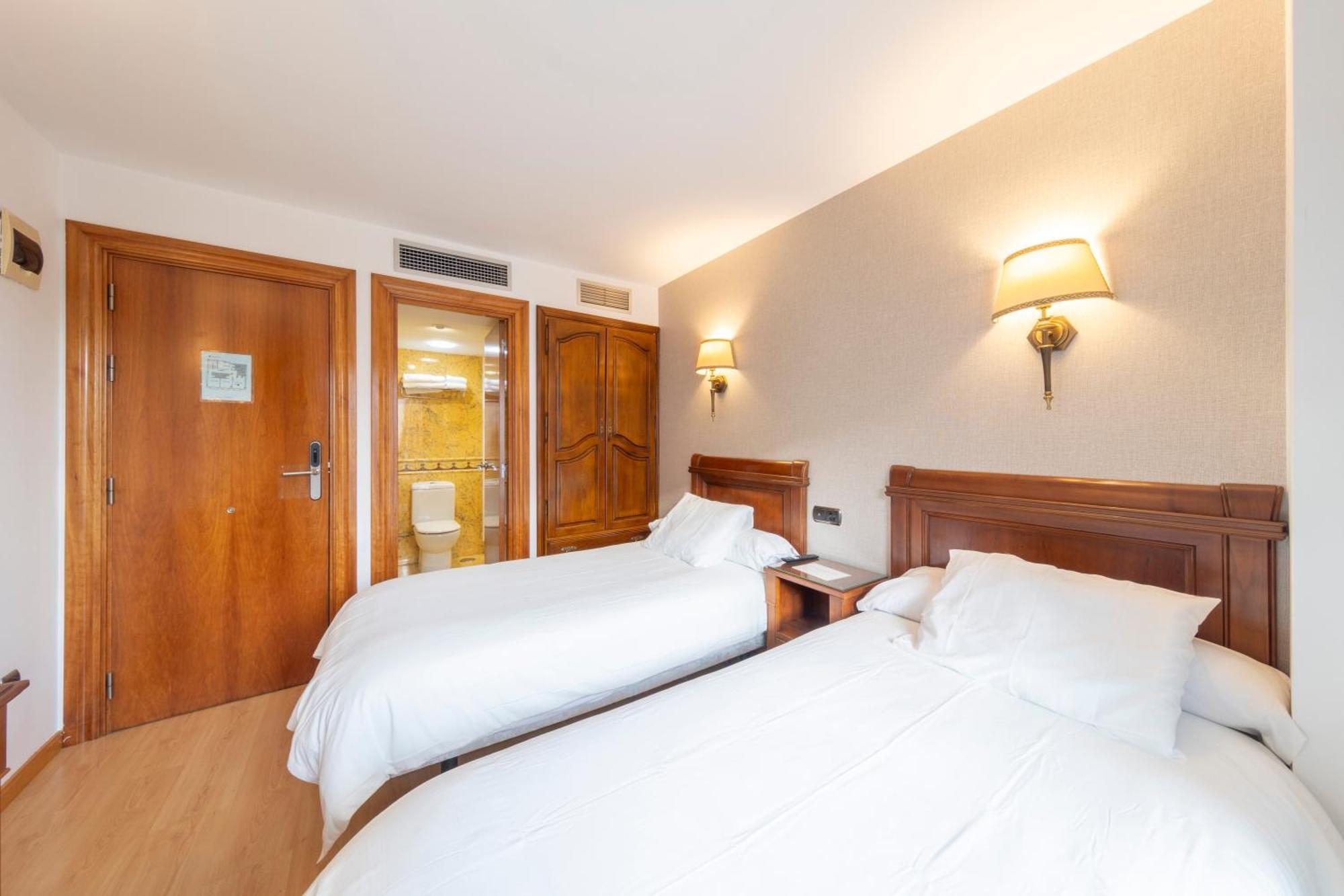 Hostal Sin Recep24H Puerta De La Villa - Pet Friendly & Restaurante Альмасан Экстерьер фото