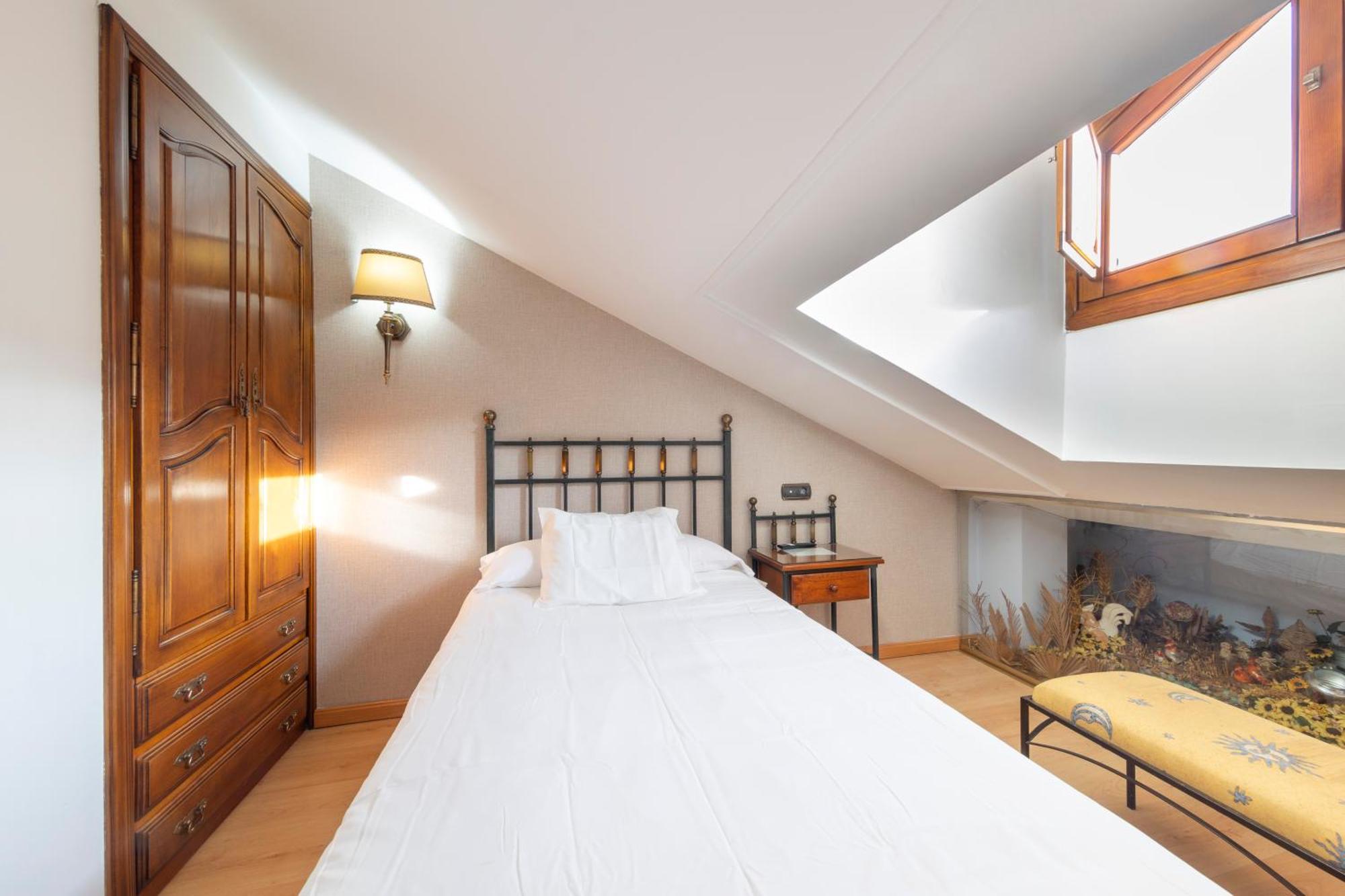 Hostal Sin Recep24H Puerta De La Villa - Pet Friendly & Restaurante Альмасан Экстерьер фото
