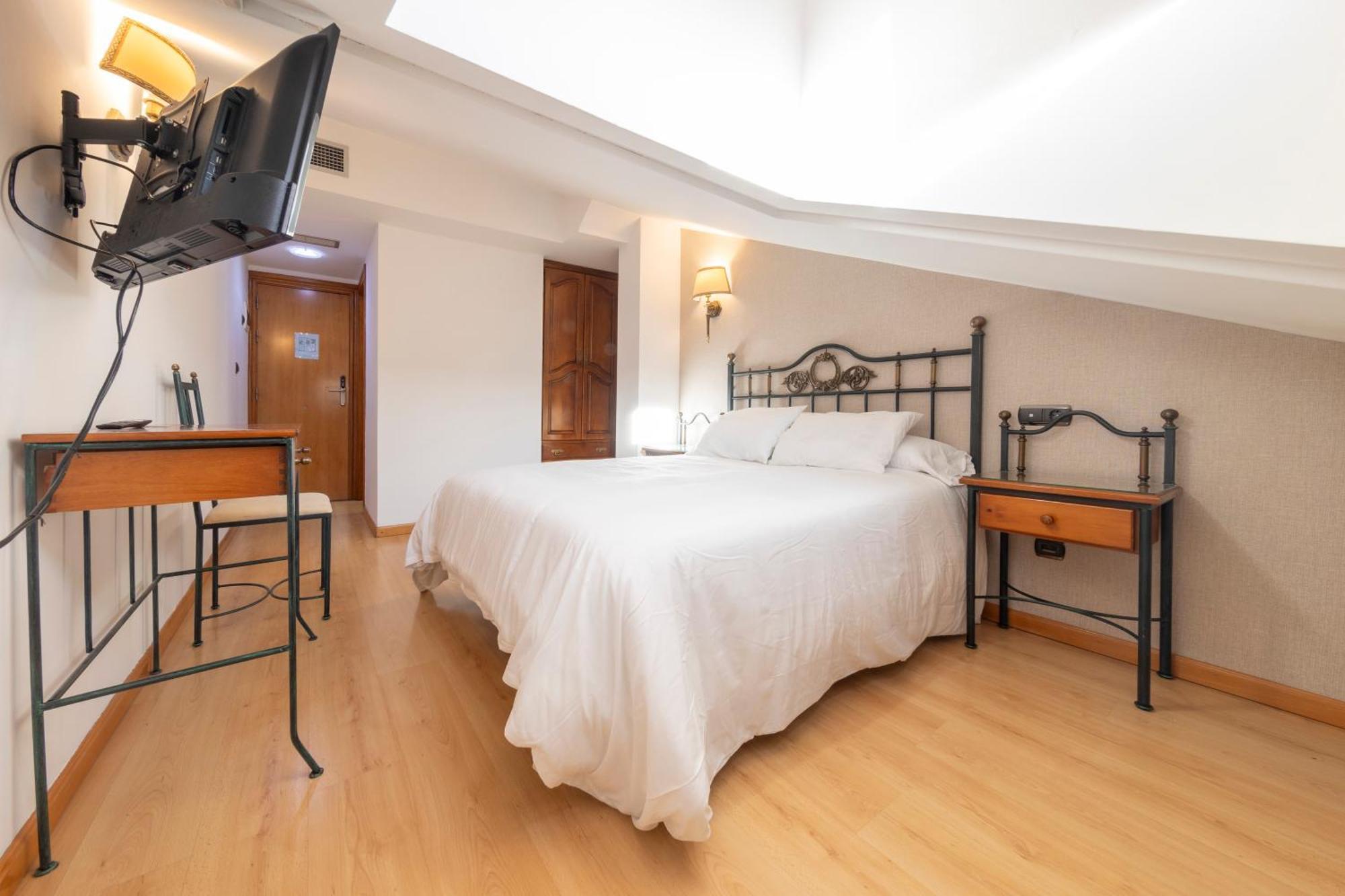 Hostal Sin Recep24H Puerta De La Villa - Pet Friendly & Restaurante Альмасан Экстерьер фото