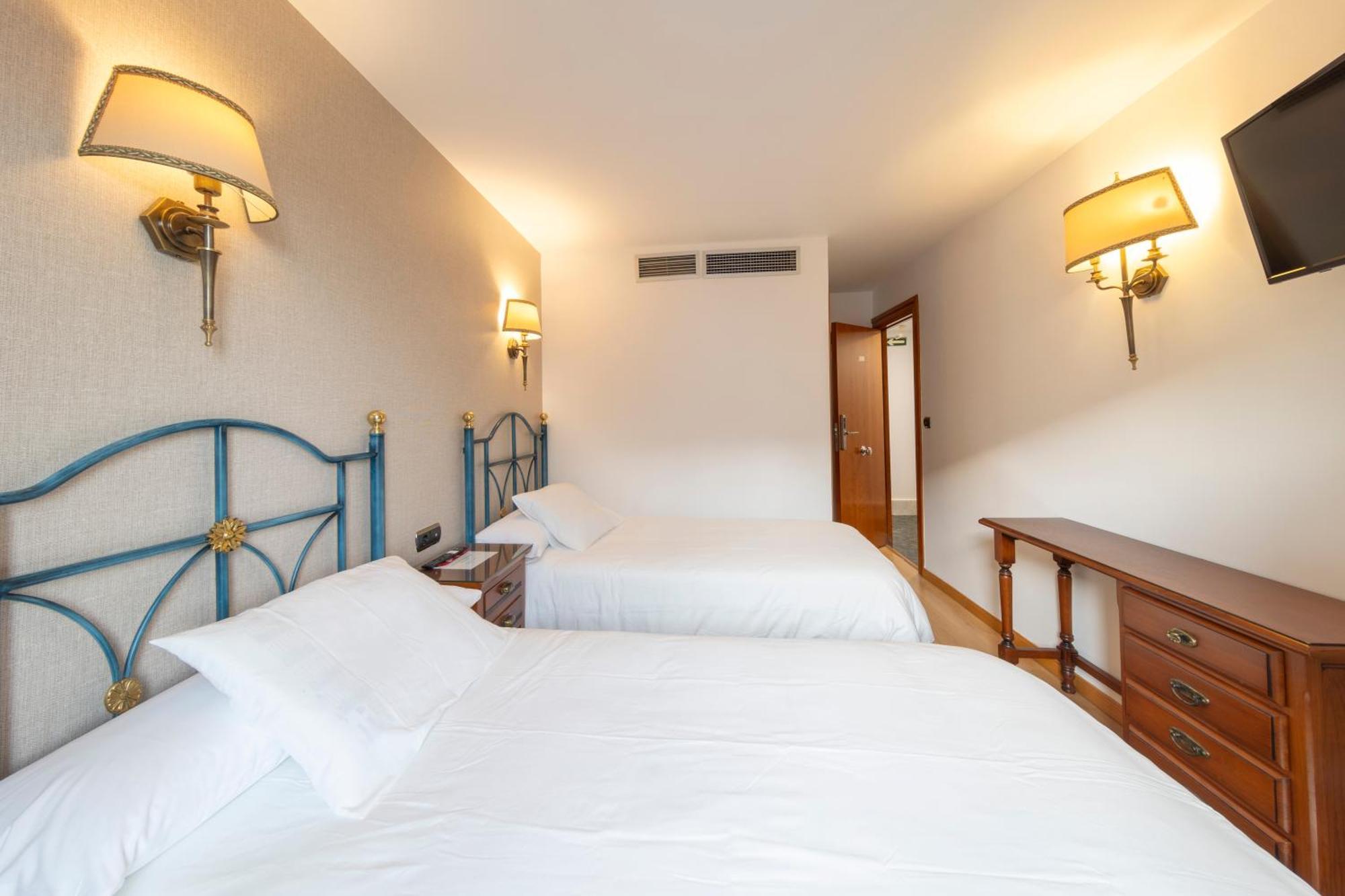 Hostal Sin Recep24H Puerta De La Villa - Pet Friendly & Restaurante Альмасан Экстерьер фото