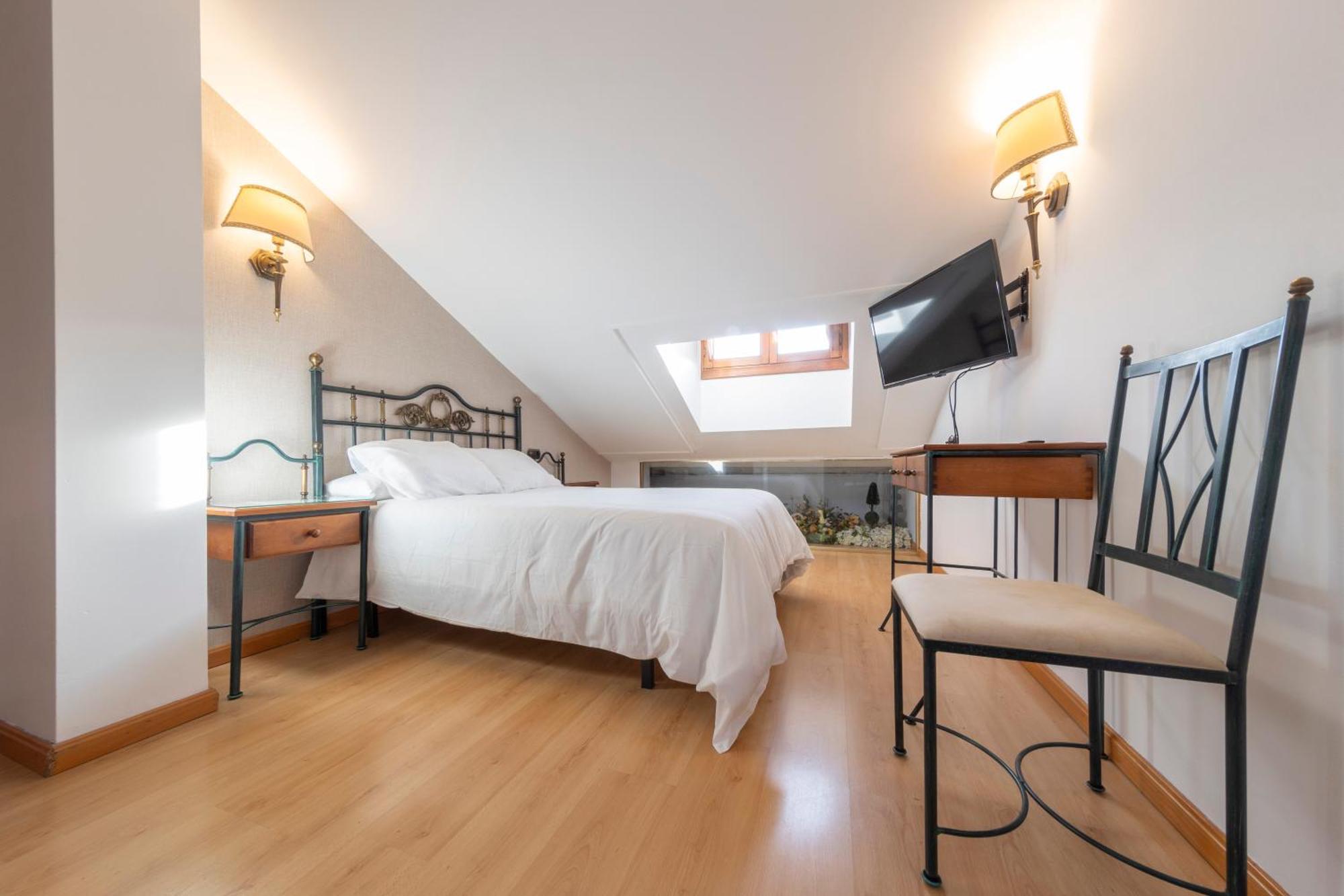 Hostal Sin Recep24H Puerta De La Villa - Pet Friendly & Restaurante Альмасан Экстерьер фото