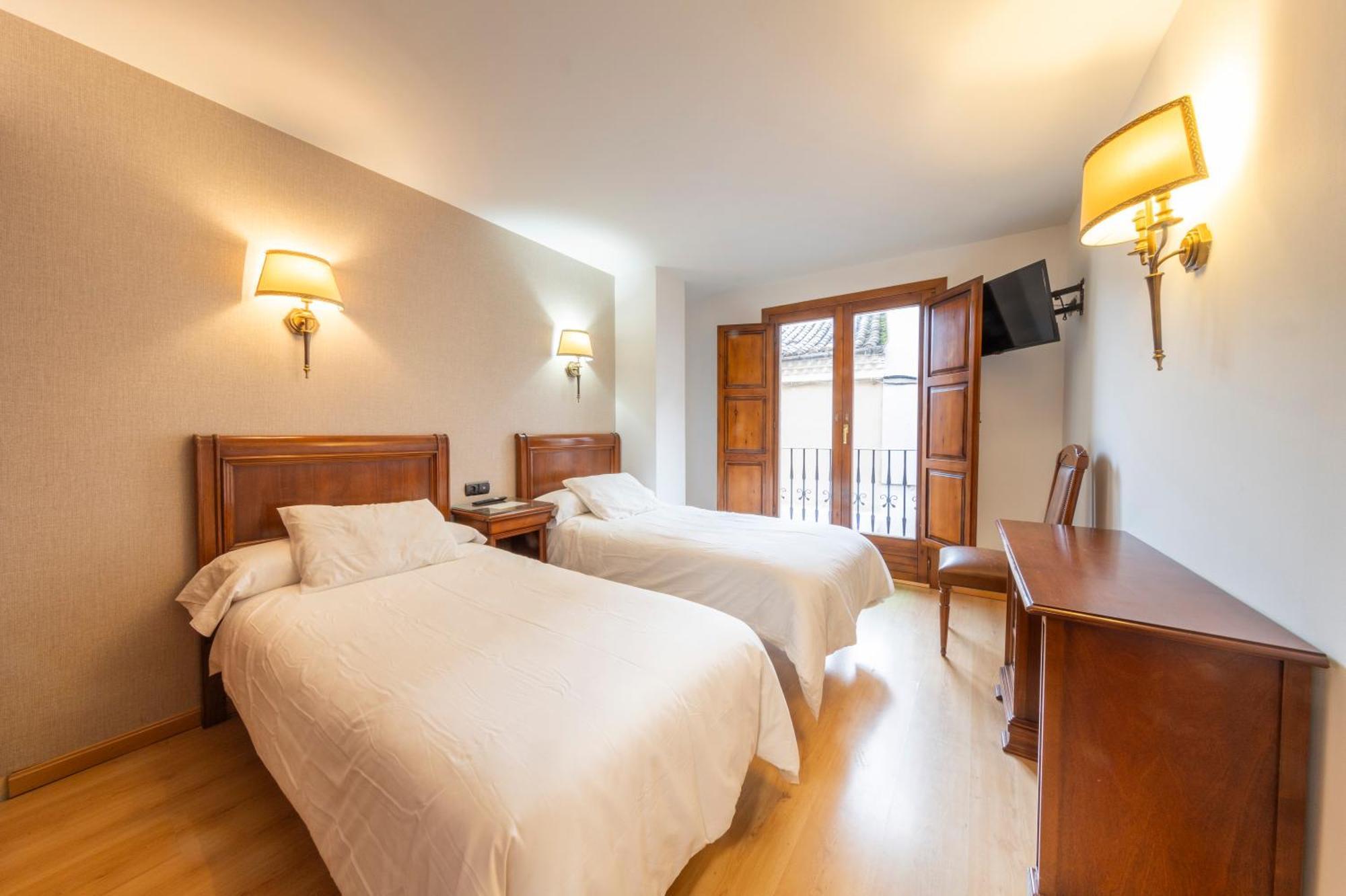 Hostal Sin Recep24H Puerta De La Villa - Pet Friendly & Restaurante Альмасан Экстерьер фото