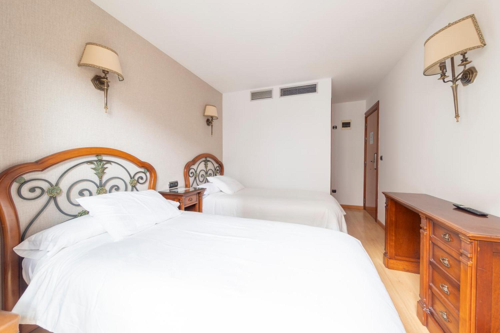 Hostal Sin Recep24H Puerta De La Villa - Pet Friendly & Restaurante Альмасан Экстерьер фото
