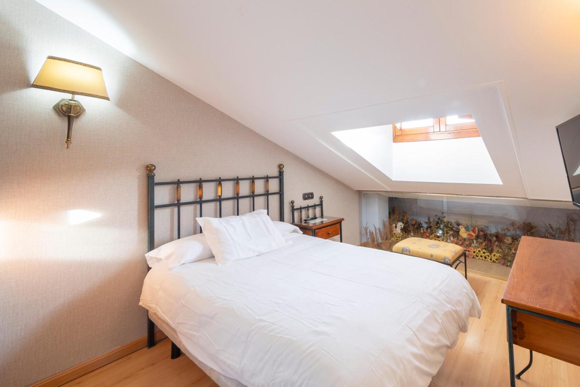 Hostal Sin Recep24H Puerta De La Villa - Pet Friendly & Restaurante Альмасан Экстерьер фото