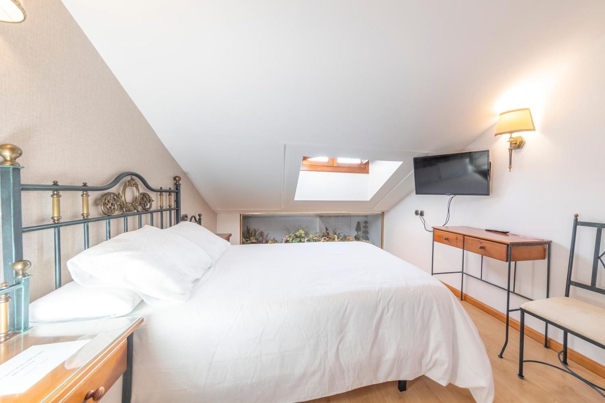 Hostal Sin Recep24H Puerta De La Villa - Pet Friendly & Restaurante Альмасан Экстерьер фото