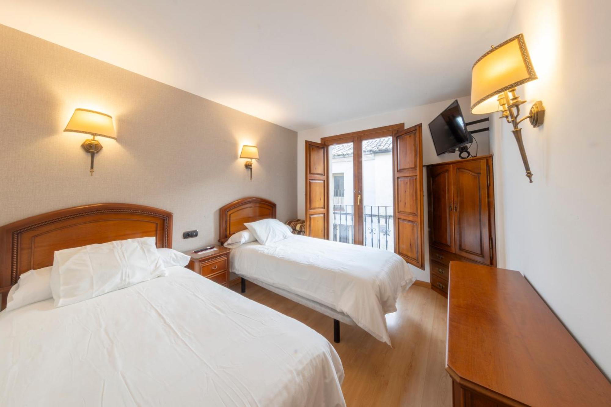 Hostal Sin Recep24H Puerta De La Villa - Pet Friendly & Restaurante Альмасан Экстерьер фото
