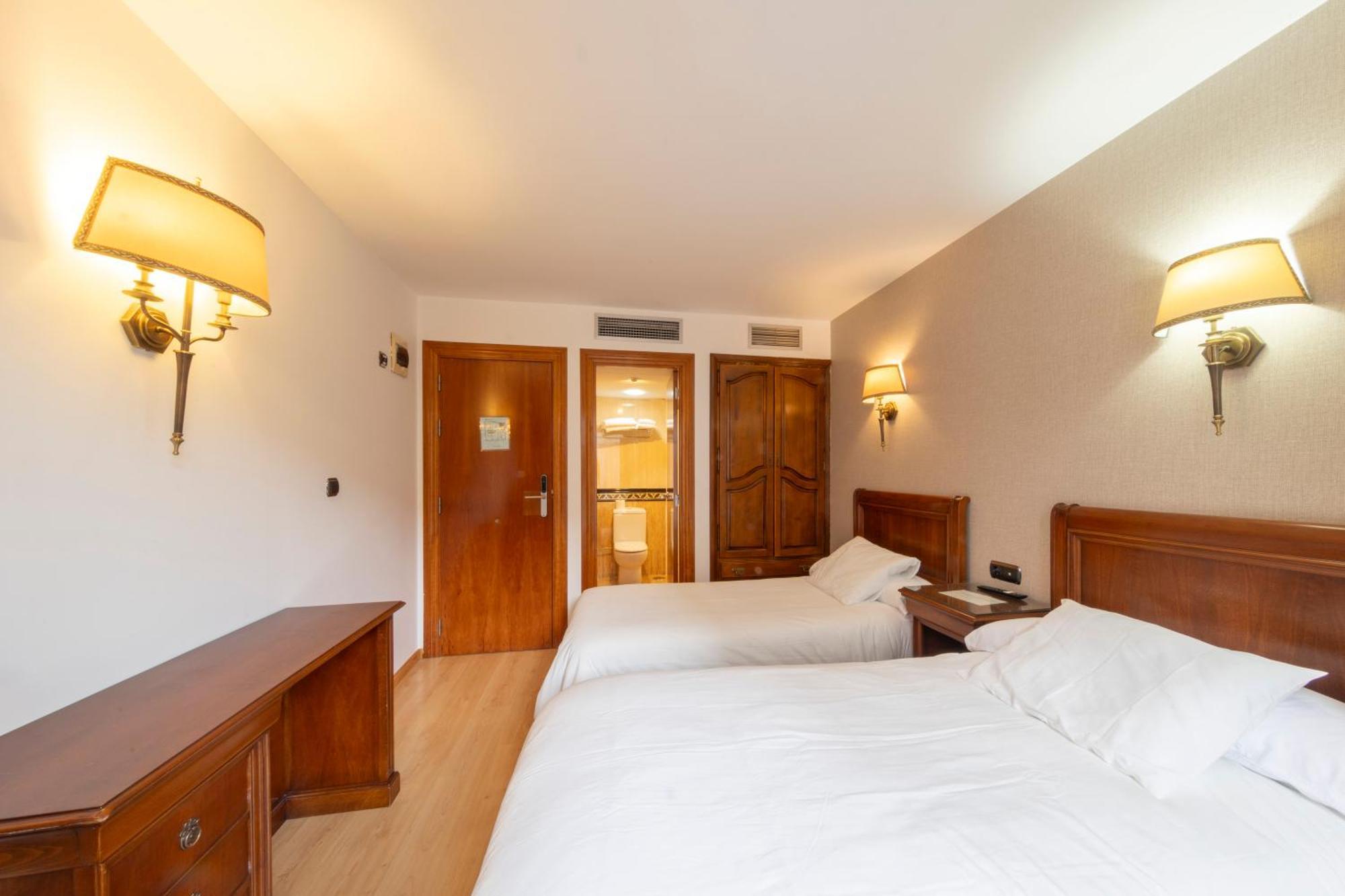 Hostal Sin Recep24H Puerta De La Villa - Pet Friendly & Restaurante Альмасан Экстерьер фото