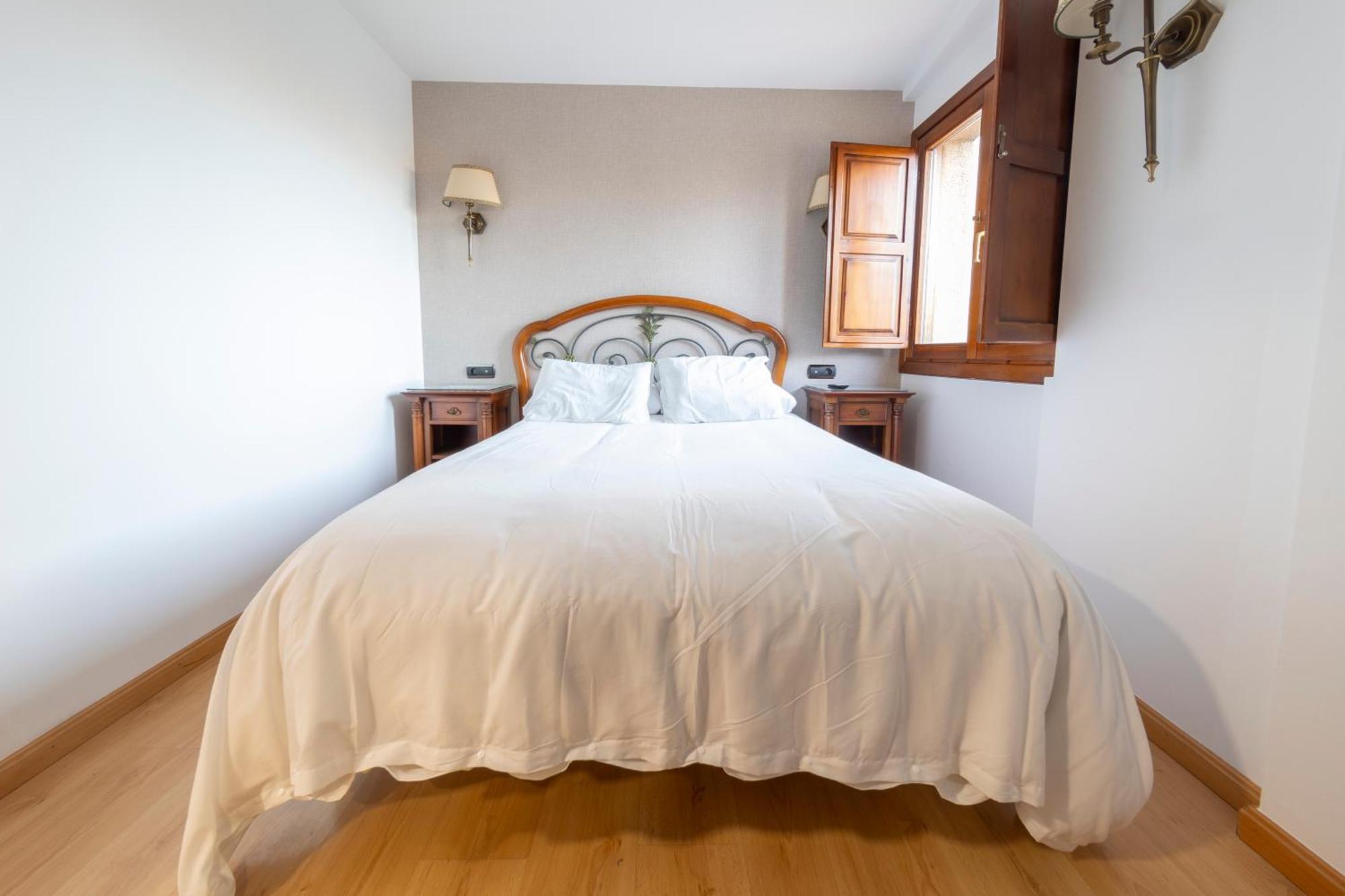 Hostal Sin Recep24H Puerta De La Villa - Pet Friendly & Restaurante Альмасан Экстерьер фото