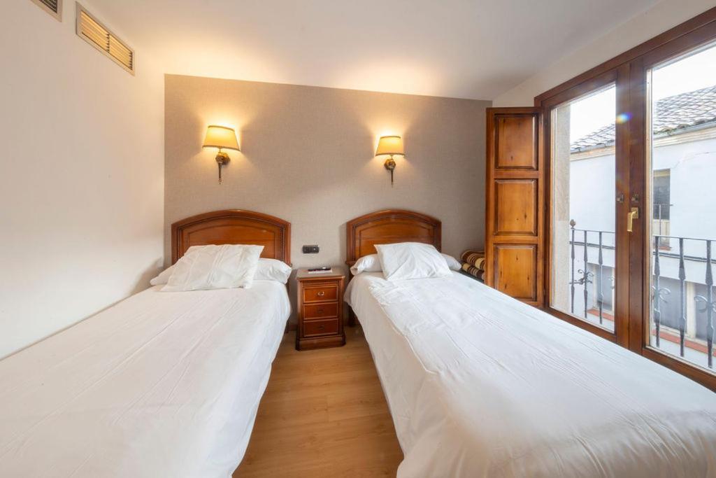 Hostal Sin Recep24H Puerta De La Villa - Pet Friendly & Restaurante Альмасан Экстерьер фото
